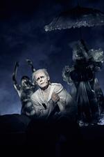 Døden er bestandigt nærværende i natten. Det understreges i en gotisk fortolkning af Grundtvigs 'At sige verden ret farvel'.  Foto: Emilia Therese