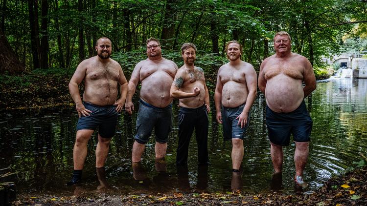 Man vil næppe bruge betegnelser som curvy eller dejlig rund og disse gutter.  Alt for tykke er nok snarere, hvad folk vil sige.  Foto: TV 2