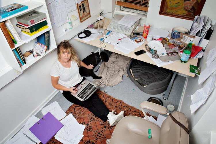 Dramatiker og vært Line Knutzons private notesbog er fyldt med løse tanker, der bliver til grundigt behandlede podcastemner. Foto: Martin Lehmann