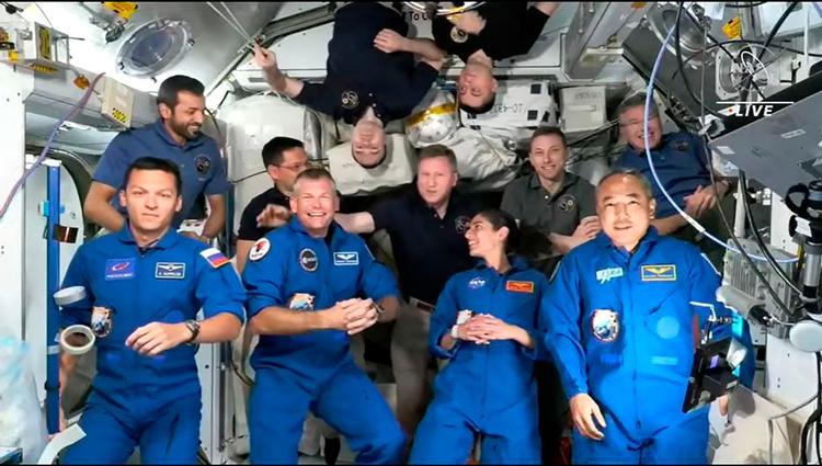Andreas Mogensens besætning afløser fire af de i forvejen værende astronauter på Den Internationale Rumstation, men indtil de vender hjem i løbet af den kommende uge, bliver der trængsel i stationens forskellige moduler. Foto: Nasa