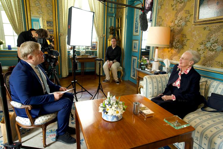 Hvad kan den svenske konges venner og hans (kongelige) familie overhovedet sige om ham? Ikke meget. Her er det hans kusine, også kendt som vores dronning Margrethe, der bliver interviewet. Foto: Viaplay