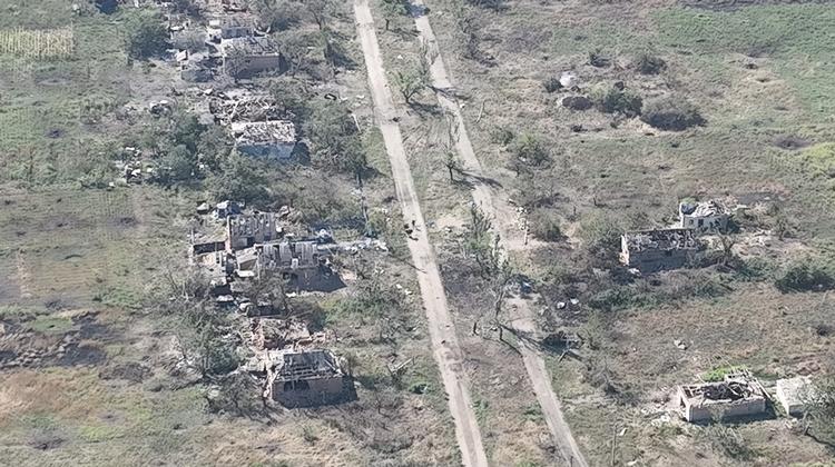 Soldater fra den ukrainske hær ses ved landsbyen Robotyne, der blev befriet i sidste uge. Nu kæmper ukrainerne sig videre frem syd for byen. Foto: Skala' Of The Ukrainian Armed Fo/Ritzau Scanpix