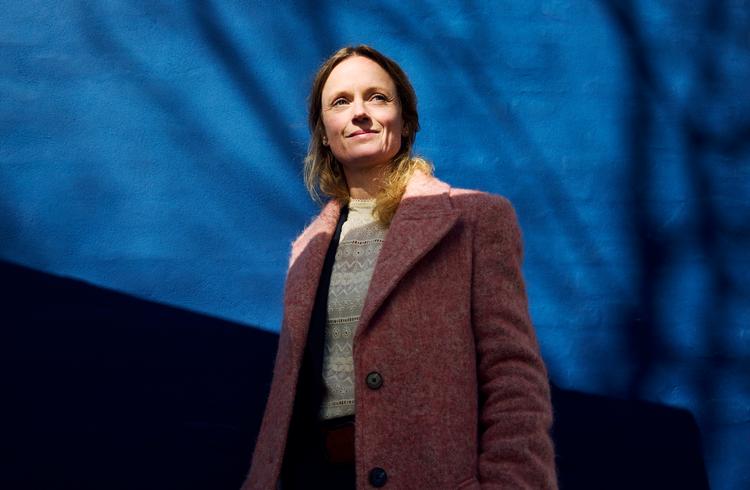 RettighedsAlliancens direktør, Maria Fredenslund, forudser et stort arbejde med at sikre, at danske forfatteres arbejde ikke bruges ulovligt til at træne kunstig intelligens. Foto: Pr-foto