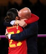 VM-triumfen til Spanien er blevet fuldstændig overskygget af den spanske fodboldpræsident Luis Rubiales’ opførsel til sejrsceremonien, hvor han bl.a. gav spilleren Jennifer Hermoso et kys på munden. Foto: Franck Fife/Ritzau Scanpix
