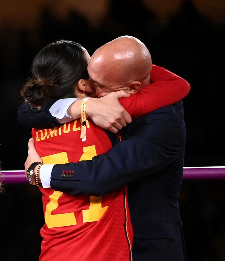 VM-triumfen til Spanien er blevet fuldstændig overskygget af den spanske fodboldpræsident Luis Rubiales’ opførsel til sejrsceremonien, hvor han bl.a. gav spilleren Jennifer Hermoso et kys på munden. Foto: Franck Fife/Ritzau Scanpix