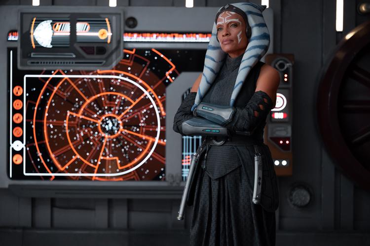 Rosario Dawson gentager sin stoiske optræden som seriens store heltinde, der forsøger at finde frem til skurken Thrawn. Han spilles af danske Lars Mikkelsen. Foto: Disney+/Disney+