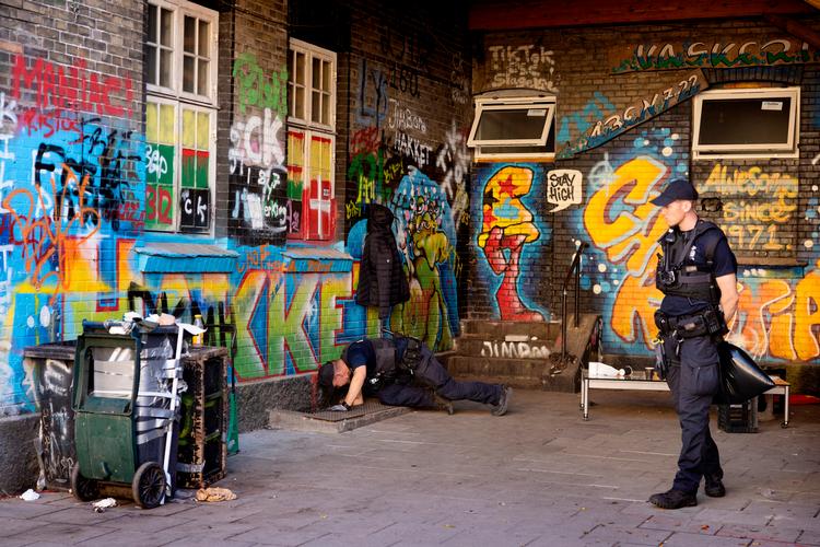 Mandag eftermiddag var der razzia i Pusher Street, efter en 30-årig mand fra rocker- og bandemiljøet  lørdag aften blev skudt og dræbt.  Nu vil christianitterne have lukket gaden. Foto: Thomas Borberg