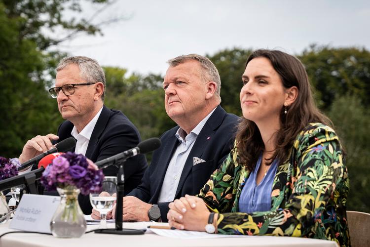 Flankeret af Moderaternes gruppeformand Henrik Frandsen og politisk ordfører Monika Rubin præsenterede udenrigsminister Lars Løkke Rasmussen tirsdag Moderaternes forslag om mere udenlandsk arbejdskraft.  Foto: Emil Nicolai Helms/Ritzau Scanpix