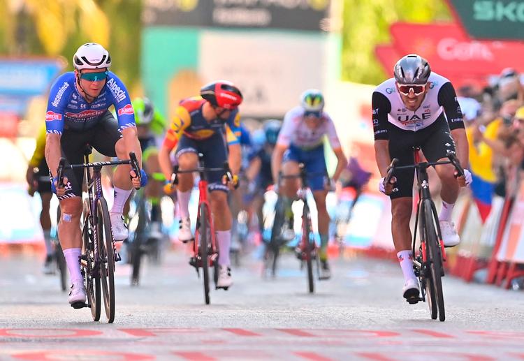 Alpecin-Deceunincks Kaden Groves slog Sebastian Molano fra UAE på 4. etape af Vuelta a España. Foto: Pau Barrena/Ritzau Scanpix