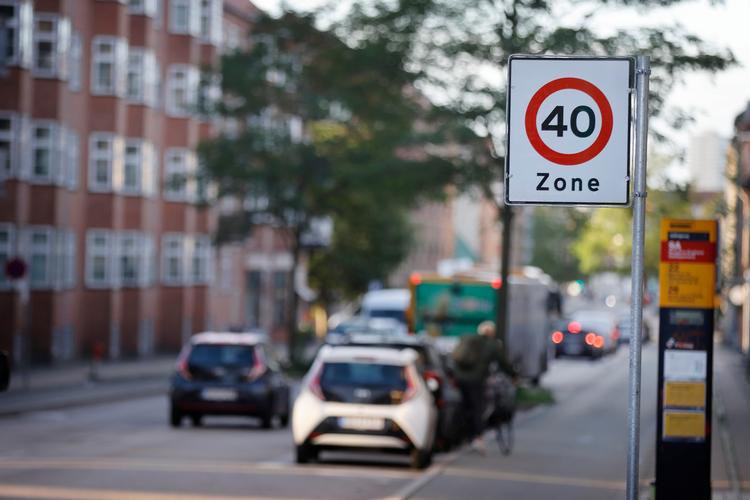 Københavns kommune har indført 40 km/t-zoner i flere bydele som her på Jernbane Alle i Vanløse. Andre bydele skal også have sænket fartgrænserne. Foto: Jens Dresling
