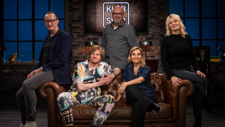 TV 2's ’Klar med svar’ er en klassisk tv-quiz. To hold af kendte mennesker skal svare på tilfældige spørgsmål. Lars Hjortshøj (i midten) er vært på programmet. Foto: Per Arnesen/TV 2