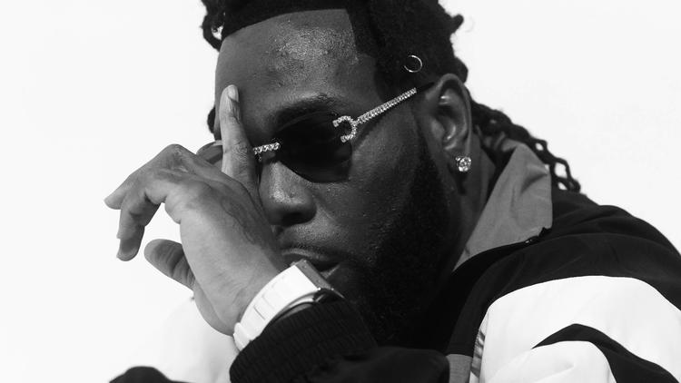 Burna Boy har fået kritik for, at han har vendt sine egne ryggen. Til en koncert i Lagos f. eks. lod han publikum vente i otte timer, før han klokken tre om natten endelig gik på scenen ... og spillede i en time. 