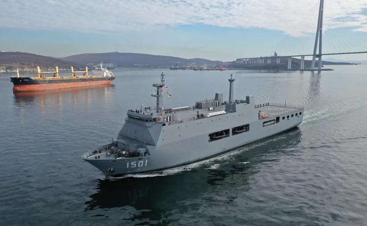 'UMS Moattama' er et troppetransportskib, der kan rumme 500 soldater, artilleri og kampvogne. Dertil kommer tre helikoptere og små landgangsfartøjer. Her ses skibet på besøg i den russiske havneby Vladivostok på dets første rejse fra værftet i Sydkorea. Foto: Naval News