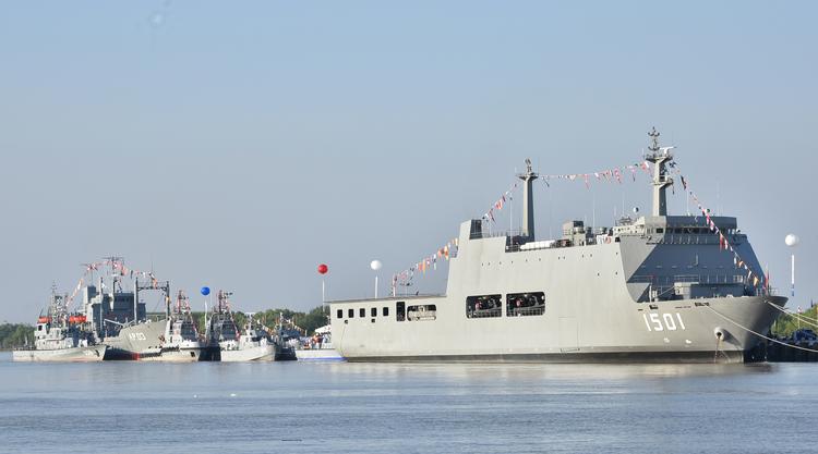 Straks efter ankomsten til Myanamar blev UMS Moattama bevæbnet.  Troppetransportskibet med plads til 500 soldater og tungt militær udstyr er flagskib i Myanmars søværn.  Billedet er fra en flådeparade i december 2019.   Foto: Cincds