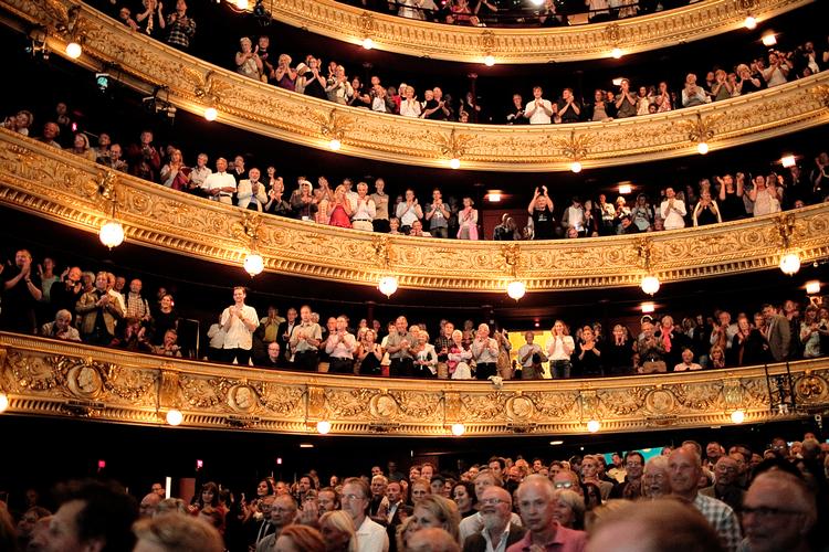 »I min optik er der gået lidt inflation i det. Næsten hver gang man går i teatret, så rejser alle folk sig og klapper«, siger teatereksperten. Foto: Per Folkver
