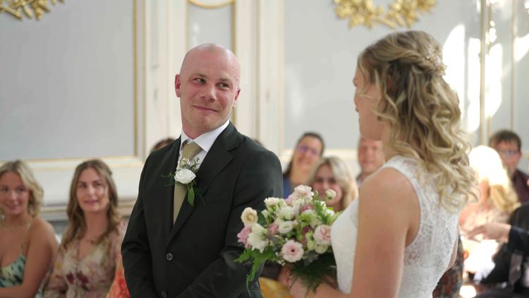 Mark er en herlig actionman-figur og er lige Lines type – i hvert fald ifølge veninderne.  Foto: DR