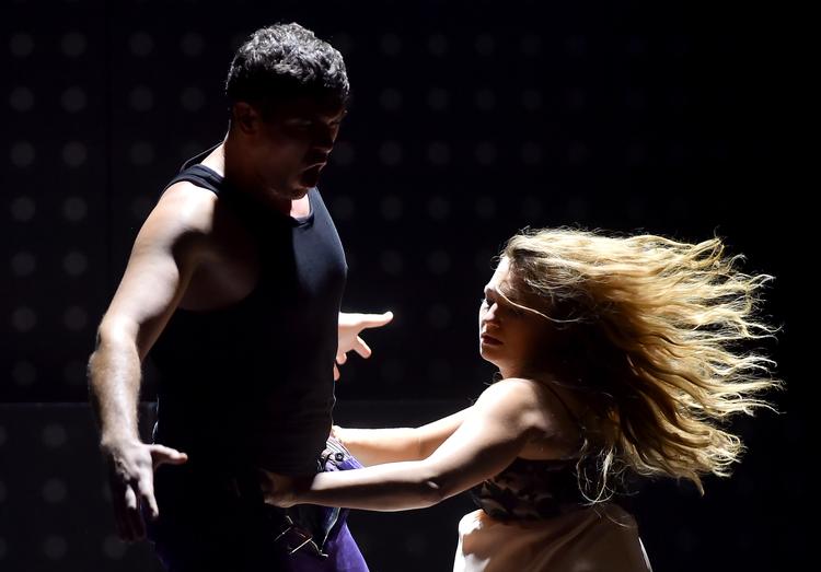 Maurice Maeterlinck havde sans for dramaet, uanset om han skrev skuespil om tragisk kærlighed eller essays om f.eks. ålegræssets tragiske bryllup. ’Pelléas og Mélisande’ (1892) ses her i en opsætning fra 2017 på Komische Oper i Berlin med Dominik Köninger (som Pelleas) og Nadja Mchantaf (som Melisande).   Foto: Britta Pedersen/Ritzau Scanpix