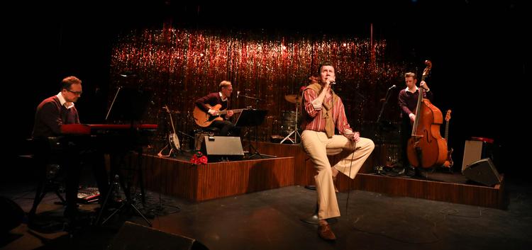 Jesper Lohmann var fin som Otto Brandenburg i ternet skjorte og bukser med svaj.  Foto: PR-foto/Tivoli