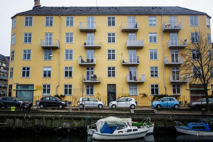  
Her er vi ved Overgaden Oven Vandet 42. Med sine asymmetriske altaner har huset fået søgang i en ellers upyntet facade, der er robust.   Arkivfoto Anders Rye Skjoldjensen