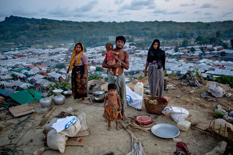 Mens verdens største flygtningelejr ved byen Cox Bazaar i Bangladesh blev ved med at vokse, og rohingyaer blev tvunget ud af Myanmar, solgte et dansk firma skibsmotorer til Myanmars største krigsskib. Det skete med myndighedernes godkendelse. Arkivfoto: Jacob Ehrbahn