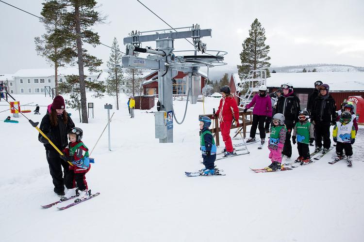 Skiferie i Sverige, her i Lofsdalen, er blevet uhyre populært. En lav kronekurs er sammen med børnevenlighed og snesikkerhed nogle af faktorerne, der får danskerne til at kigge mod nord i stedet for syd. Foto: Thomas Borberg