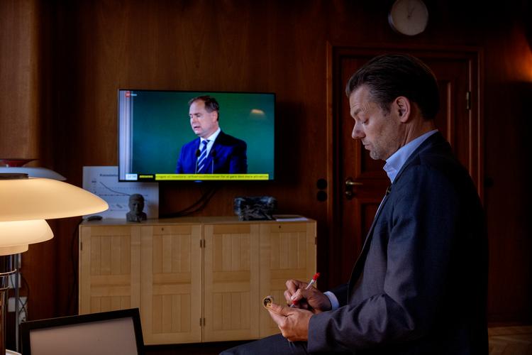 På borgmester Michael Vindfeldts (S) kontor, er der to grafer bag fjernsynet på den træbeklædte væg. Dem ynder han at trække frem, når han skal snakke om penge. Foto: Finn Frandsen