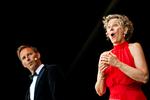 Henriette Bonde-Hansen har den klare, lyriske sopranstemme, der klæder Mozarts musik. Her optræder hun sammen med sangeren og skuespilleren Joachim Knop. Foto: Sugi Thiru/Ritzau Scanpix