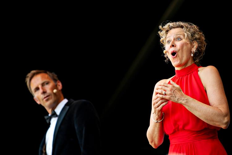 Henriette Bonde-Hansen har den klare, lyriske sopranstemme, der klæder Mozarts musik. Her optræder hun sammen med sangeren og skuespilleren Joachim Knop. Foto: Sugi Thiru/Ritzau Scanpix