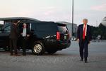 Donald Trump får travlt i 2024. Her ses han på vej til sit fly i Atlanta, Georgia, efter at have fået taget sit arrestfoto. Den slags flyveture bliver der brug for mange af, hvis han skal nå både at føre primærvalgkamp og møde op til en lang stribe retssager.  Foto: Joe Raedle/Ritzau Scanpix