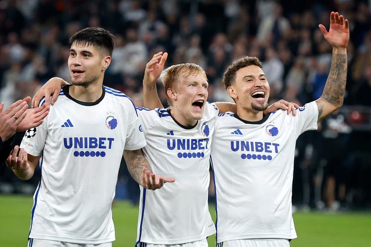 International jubel i Parken, hvor hollandske Kevin Diks, norske Birger Meling og svenske Jordan Larsson bidrog til at sende FCK i en udfordrende gruppe i Champions League, Foto: Jens Dresling