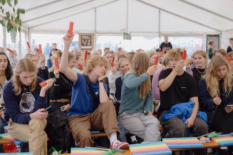 Klimafolkemødet foregår tæt på Lillebælt. Her giver en gruppe feedback til en oplægsholder.   Foto: Benjamin Krog