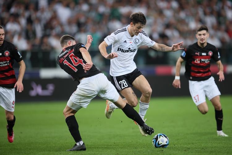 Legia Warszawas Mark Gual i hvidt i duel med FC Midtjyllands Henrik Dalsgaard. Foto: Leszek Szymanski/Ritzau Scanpix