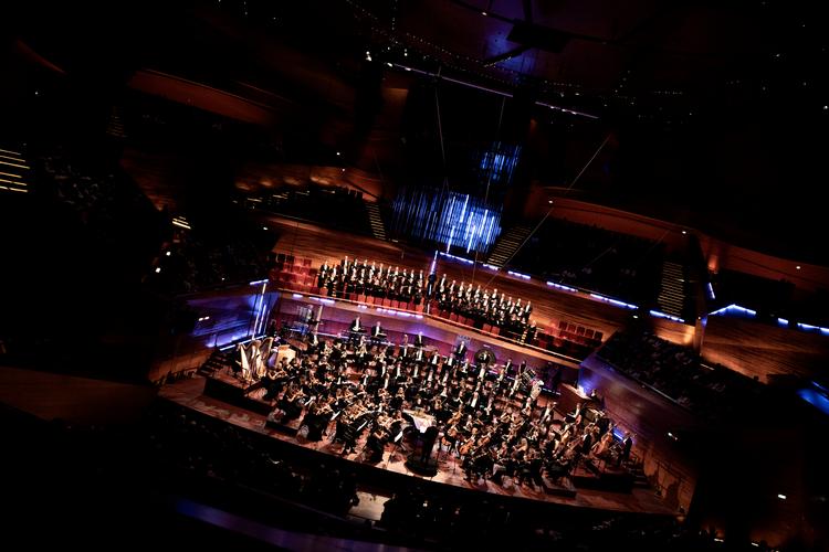 Måske var komponisten og mystikeren Alexander Skrjabins kosmiske vision om en sammensmeltning af lys og lyd ikke for alvor indfriet. Men alt var på det højeste niveau, da DR opførte 'Prometheus' med moderne LED-lys, der fremhævede konturerne i DR's koncertsal. Foto: Nichlas Pollier