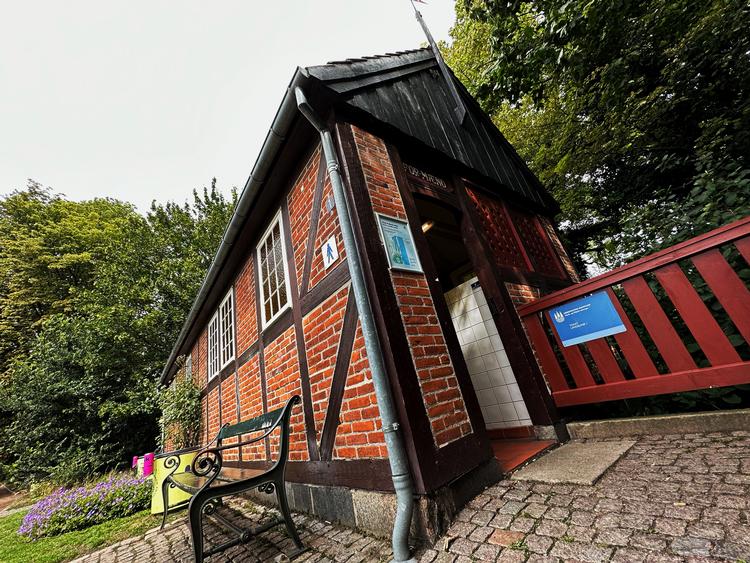 Kom glad. Der er masser af plads i tissehuset ved togbroen ved Østerport og Langelinje. Til gengæld er der trængsel foran Politikens port.  Foto: Per Munch