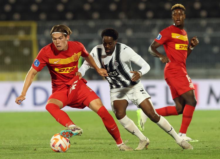 FC Nordsjællands Lucas Hey i duel med Partizans Queensy Menig. Foto: Andrej Cukic/Ritzau Scanpix