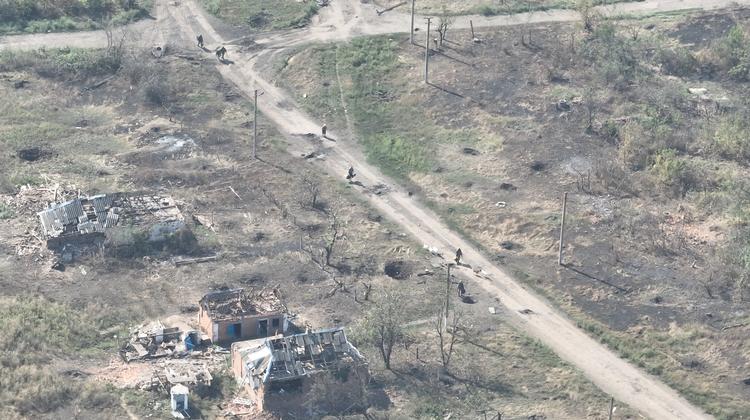 Ukrainske soldater fra 'Skala'-bataljonen rykker ind i landsbyen Robotyne, der ligger i den sydlige Zaporizhzhia-region. Foto: Skala' Of The Ukrainian Armed Fo/Ritzau Scanpix