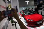 Fredag lancerede Tesla en ny udgave af Model 3, som er Danmarks mest solgte elbil.  Foto: Florence Lo/Ritzau Scanpix