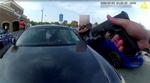 Screenshot fra videoen optaget på en af betjentenes kropskamera kort inden Ta'Kiya Young bliver skudt gennem forruden i sin bil. Foto Blendon Township Police Departme