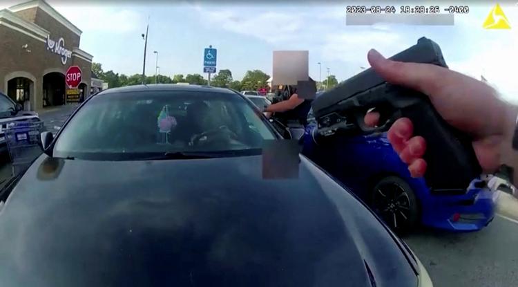 Screenshot fra videoen optaget på en af betjentenes kropskamera kort inden Ta'Kiya Young bliver skudt gennem forruden i sin bil. Foto Blendon Township Police Departme