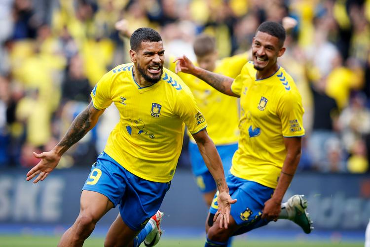 Brøndbys Ohi Omoijuanfo jubler efter scoring til 2-0.   Foto: Jens Dresling