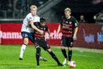 AGF's Tobias Bech får et gult kort af dommer Peter Kjærsgaard efter duel med FCMs Dario Osorio under superligakampen mellem FC Midtjylland og AGF. Foto: Bo Amstrup/Ritzau Scanpix