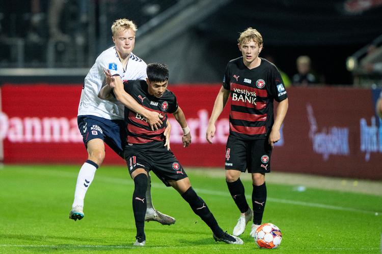 AGF's Tobias Bech får et gult kort af dommer Peter Kjærsgaard efter duel med FCMs Dario Osorio under superligakampen mellem FC Midtjylland og AGF. Foto: Bo Amstrup/Ritzau Scanpix