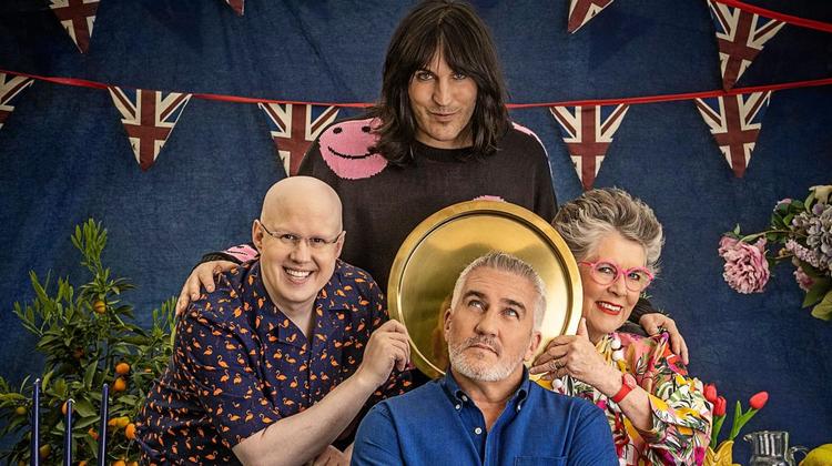 Dommerne Paul Hollywood (forrest) og Dame Prue Leith (til højre) var forbløffede over kritik for hyggeracisme under den mexicanske uge i den britiske udgave af Den Store Bagedyst. Nu får det konsekvenser. De øvrige personer på billedet er værterne Matt Lucas (t.v.) og Noel Fielding.  Foto: Love Productions/Channel 4/PR