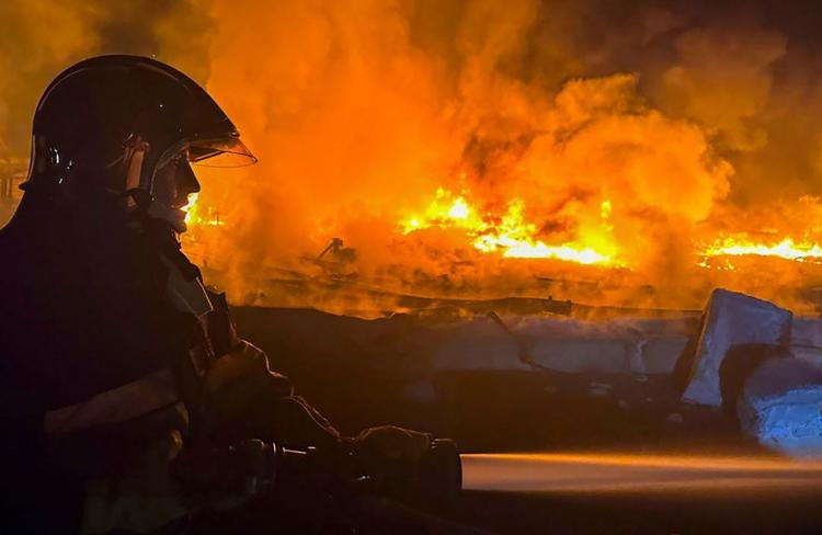 Arkivfoto fra dagen før angrebet på havnebyen Izmajil af beredskabstjenester, der arbejder i et område ved Donau-floden, der er blevet ramt af et droneangreb.  Foto: Emergency Service of Ukraine Han/Ritzau Scanpix