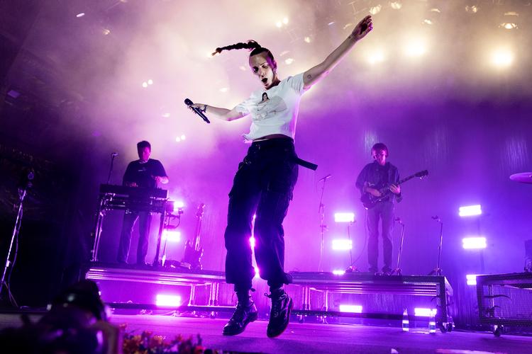 Den danske sanger MØ er bogaktuel og kommer på Bogforum. Her ses hun på scenen ved Smukfest i Skanderborg.   Foto: Thomas Borberg