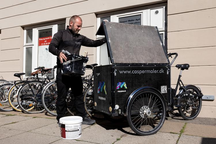 Malermester Casper Sonqvist er ved at starte sin virksomhed op efter sygdom og konkurs, men det har vist sig at være sværere end ventet at få en erhvervskonto.  Foto: Finn Frandsen