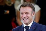 »Jeg har bedt transportministeren om at lancere det i alle de regioner, som er villige til at indføre systemet«, siger Macron om togabonnementet. Foto Pool