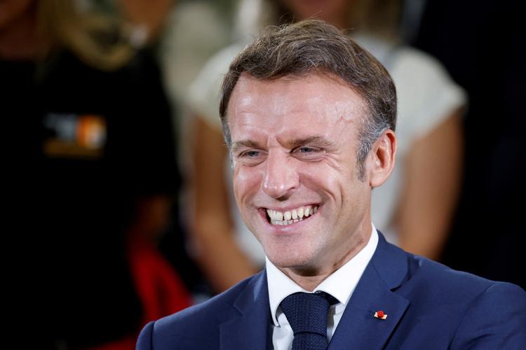 »Jeg har bedt transportministeren om at lancere det i alle de regioner, som er villige til at indføre systemet«, siger Macron om togabonnementet. Foto Pool