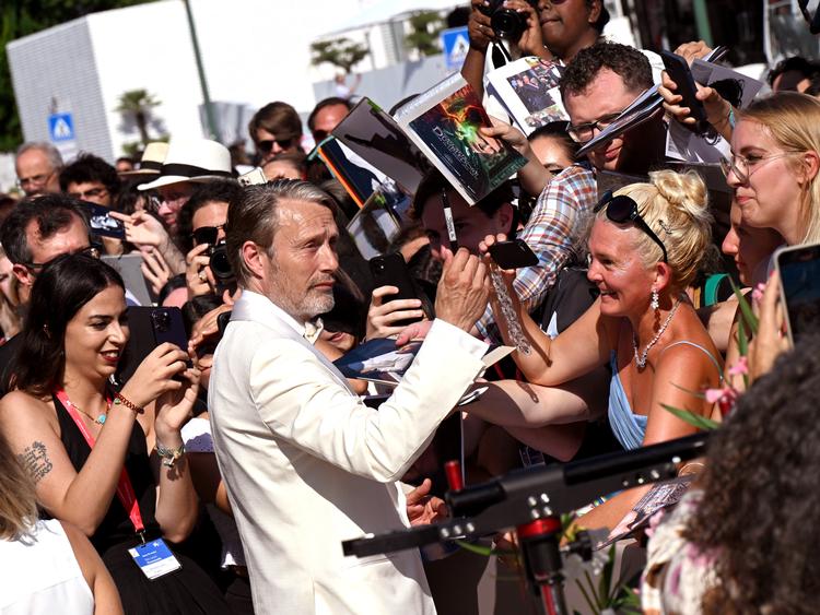Mads Mikkelsen var blandt de største stjerner, der var mødt op til årets filmfestival i Venedig. Her skriver han autografer på den røde løber på vej til premieren på Nikolaj Arcels 'Bastarden', der er en af 23 film udtaget til hovedkonkurrencen. Det er første gang i 33 år, at en dansk instruktør er i spil til Guldløven. Den eneste gang, en dansker har vundet hovedprisen, var, da Carl Th. Dreyer vandt for 'Ordet' i 1955. 