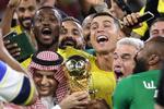 Christiano Ronaldo fejrer sejren ved Arab Club Championship med holdkammerater og ejere på King Fahd Stadium i Taif, Saudi Arabia, lørdag d. 12. aug. 2023. (AP Photo/Samah Zidan) Foto: Samah Zidan/Ritzau Scanpix